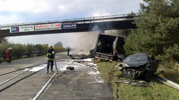 Hoc kamion a znien peugeot po havrii na 31. kilometru dlnice D11