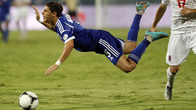 V LETU. Izraelsk fotbalista Maor Melicsohn musel v duelu s Lucemburskem strpt nepjemn zkrok.