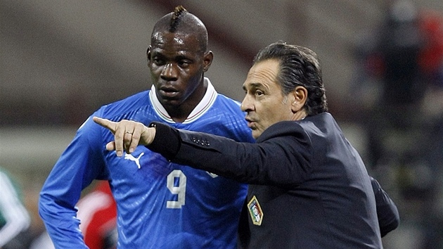 ITALSK PORADA. Mario Balotelli (vlevo) naslouchj pokynm, kter mu v duelu s Dnskem udl kou Cesare Prandelli.