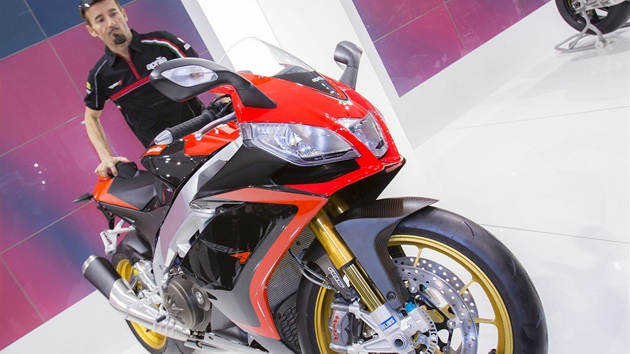 Aprilia RSV4 1000  Novou Aprilii nemohl pedstavit nikdo jin, ne mistr svta Max Biaggi.