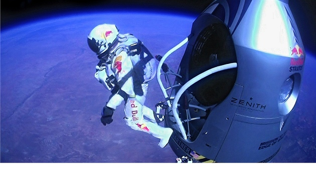 Foto - ikona. Felix Baumgartner se vrh vstc Zemi.