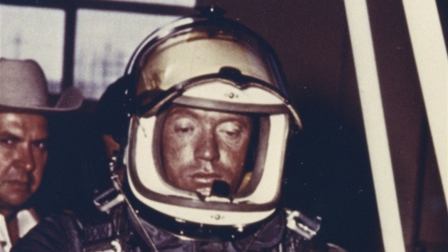 Joe Kittinger krtce pedtm, ne vystoup 16. srpna 1960 do vky 31 300 metr, aby udlal nkolik svtovch rekord.