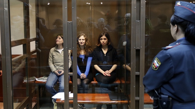 lenky feministick punkov skupiny Pussy Riot sed ve sklenn kleci u moskevskho soudu. Ten 10. jna projednval jejich odvoln proti srpnovmu rozsudku, kter je odsoudil ke dvouletmu trestu.