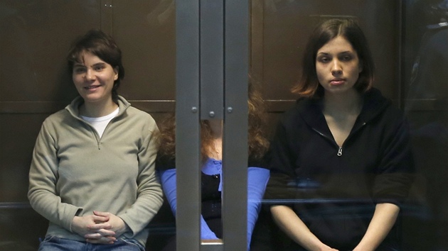 lenky punkov kapely Pussy Riot odsouzen za vtrnosti v pravoslavnm chrmu sed ve sklenn kleci, zatmco moskevsk soud jedn o jejich odvoln.