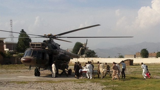 Zdravotnci pen v dol Svt do helikoptry zrannou Mallu Jsufzajovou, aby j pevezli do nemocnice v Pvru (9. jna 2012)