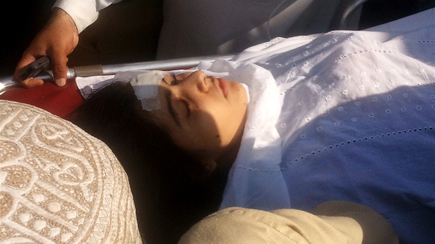 Zdravotnci pen v dol Svt do helikoptry zrannou Mallu Jsufzajovou, aby ji pevezli do nemocnice v Pvru. (9. jna 2012)