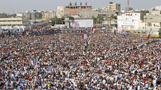 Protesty v Kar proti postelen Mally Jsufzajov. V Pkistnu se na protest proti toku konaly demonstrace a tak modlitby na podporu dvky (14. jna 2012)