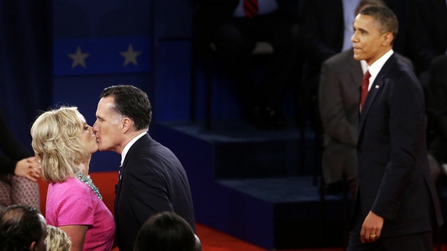 Mitt Romny lb manelku Ann po druh prezidentsk debat. Vpravo kr Barack Obama (16. jna 2012)
