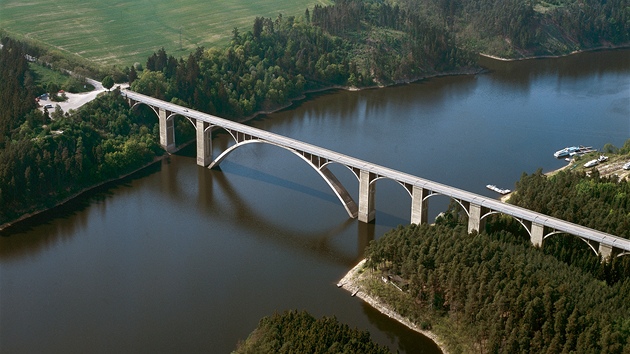 BRNA DO NEBE. Tenhle jste urit poznali. Je to Podolsk most pes Orlickou pehradu. Pro jeho eleganci a vku se mu pezdvalo Brna do nebe a v roce 1937 projekt zskal v Pai titul Le beau pont de lEurope, tedy Krsn evropsk most. Vc u nen teba nic dodvat.