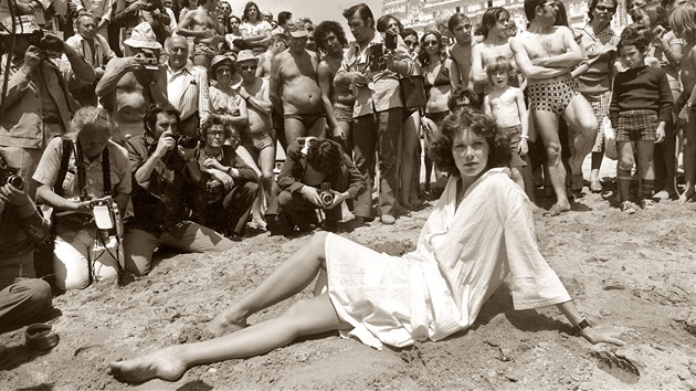 Sylvia Kristelov pzuje fotografm a fanoukm pi filmovm festivalu v Cannes (kvten 1977).