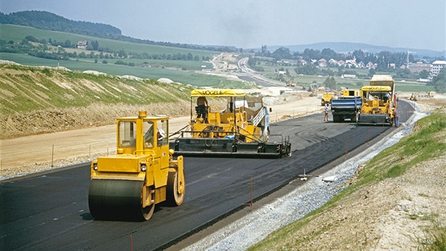 sek dlnice D5 Bavoryn  Mto, uveden do provozu v jnu 1995, umonil dlouho oekvan souvisl dlnin spojen Prahy s Plzn. Zajmavost je vyuit obchvatu Mta (v pozad), vybudovanho v roce 1970 ji v polovinm profilu plnovan dlnice.