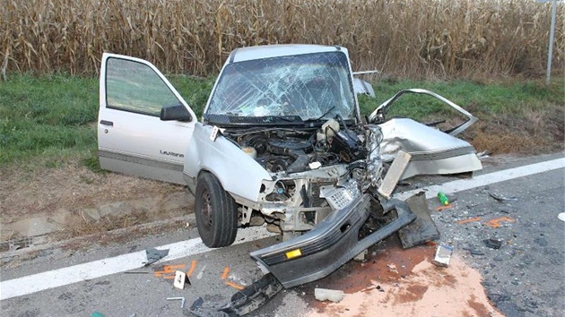 Nehoda mezi Kyjovem a Strovicemi, pi kter zemela idika vozu Pontiac a dal tyi lid se zranili.