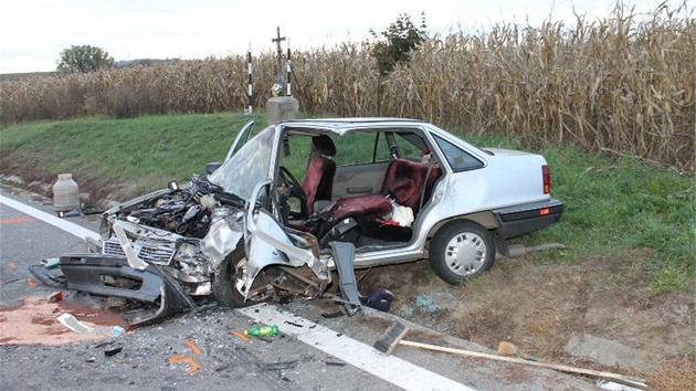 Nehoda mezi Kyjovem a Strovicemi, pi kter zemela idika vozu Pontiac a dal tyi lid se zranili.