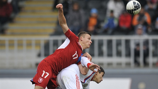 esk reprezentant do 21 let Stanislav Tecl (vlevo) bojuje s ruskm obrncem Ibragimem Tsallagovem v bari o postup na ME 2013.