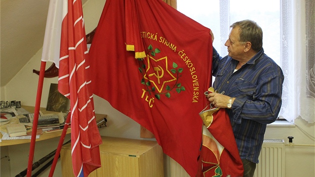 Ve sbrce v krajskm sdle KSM je zaazen i pedlistopadov vlajka telskch komunist. 