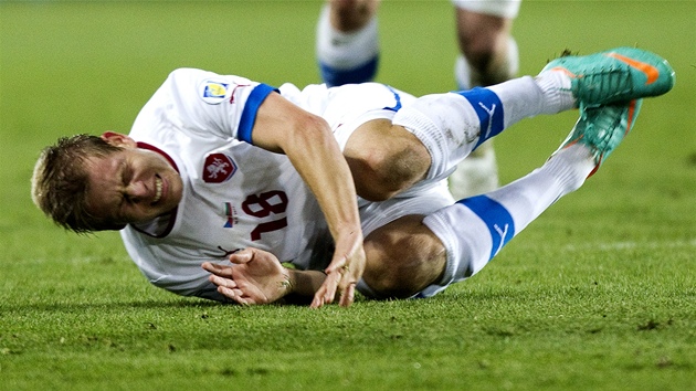 TO BOL. esk tonk Matj Vydra le na zemi po tvrdm souboji. Ale z druh anglick ligy je na podobn souboje zvykl...