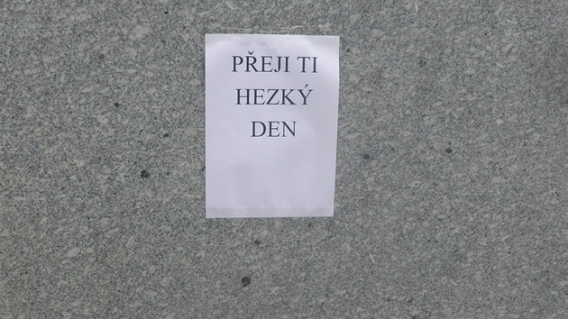 Pomnk Dky, Ameriko na kiovatce U Prce v centru Plzn polepil mladk plaktky s rznmi npisy. 