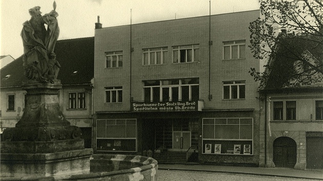 Za druhé světové války se na budově, kde dál sídlila spořitelna, objevily také německé výrazy. Snímek je z roku 1942.