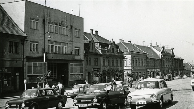 Nov stavba, na n u se objevily kachlky, zsadn zmnila rz celho nmst v Uherskm Brod, jak dokld i fotografie z roku 1978.