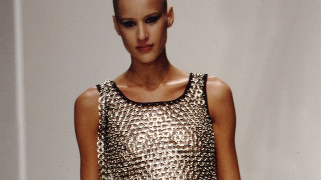 Modelka Eve Salvailov se proslavila v 90. letech hubenou postavou a vyholenou hlavou.