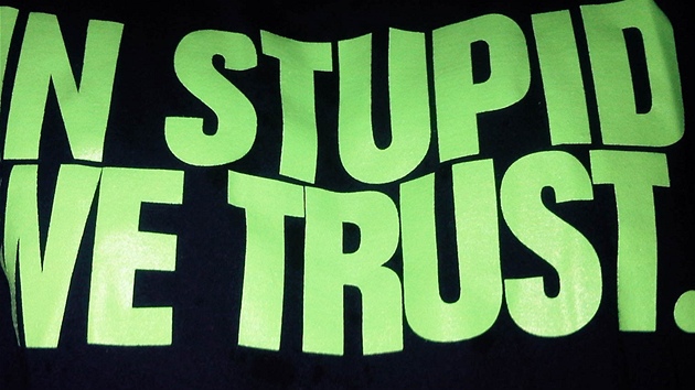 Triko s npisem "In stupid we trust".