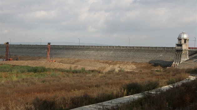 Na Plumlovsk pehrad se naplno rozbhly prce na oprav hrze. Na snmku pod n probhaj sanace trkopskovho podlo.