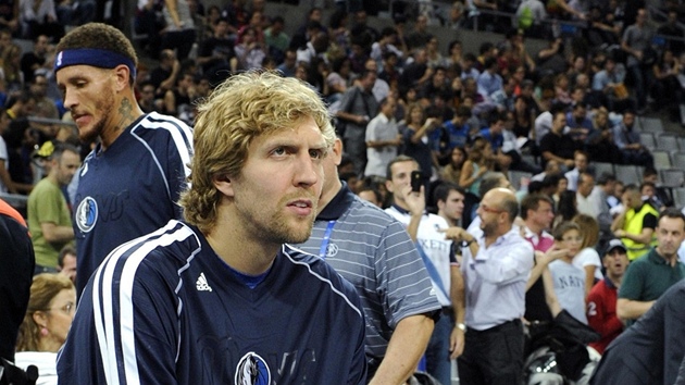 DNES NENASTOUPM. Dirk Nowitzki z Dallasu Mavericks vynechal kvli oteklmu kolenu ppravn duel v Barcelon