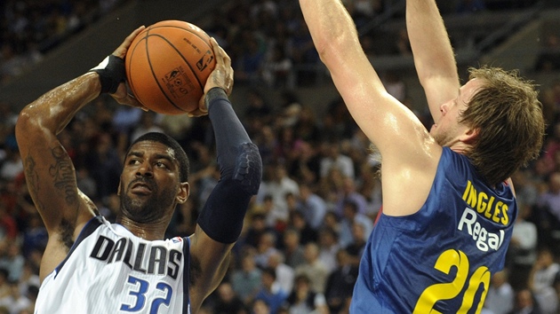 O. J. Mayo (vlevo) z Dallasu vyml, jak si poradit s obranou Joea Inglese z Barcelony.