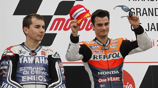 RIVALOV. Dani Pedrosa se raduje z vtzstv ve Velk cen Japonska, Jorge Lorenzo z toho nem dnou radost.