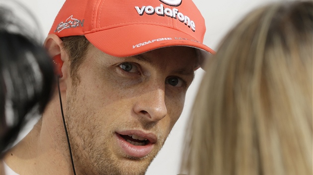 Jenson Button z McLarenu se sousted na novinsk dotazy.