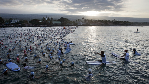 NA STARTU. Triatlonist vyrej do prvn sti havajskho Ironmana - 3,8 kilometr plavn.