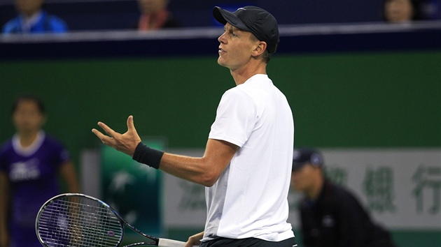 ZLOST. Tom Berdych se na sebe zlob po zkaenm mku v duelu proti Novaku Djokoviovi. 