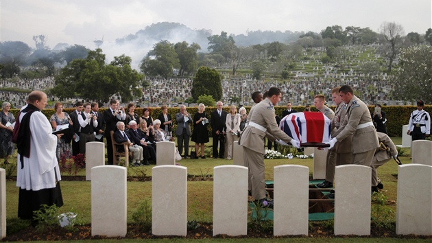 Ostatky britských voják byly pohebny bhem dstojného ceremoniálu na