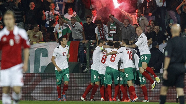 VEDEME! Bulhart fotbalist se raduj z glu Dimitara Rangelova. Nad Dnskem tak po esti minutch vedli 1:0.