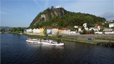 Uvažovaná lanovka by v Děčíně vedla z podzámčí přes Labe na Pastýřskou stěnu... Uvažovaná lanovka by v Děčíně vedla z podzámčí přes Labe na Pastýřskou stěnu...