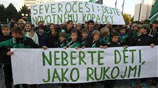 Pochod mosteckých fanoušků za záchranu fotbalového klubu. Pochod mosteckých fanoušků za záchranu fotbalového klubu.