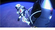 Foto - ikona. Felix Baumgartner se vrhá vstíc Zemi.