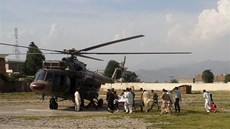 Zdravotníci penáí v údolí Svát do helikoptéry zrannou Malálu Júsufzajovou,...
