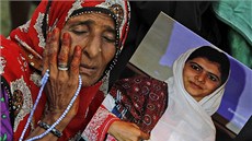 Pákistánka drí bhem protestu v Karáí fotografii postelené Malály...
