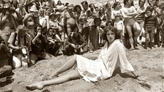 Sylvia Kristelová pózuje fotografm a fanoukm pi filmovém festivalu v Cannes