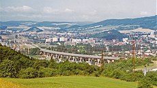 V íjnu 1976 byla zahájena stavba mostu na dálnici D5 pes údolí Berounky a