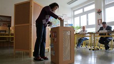 Lidé ve středočeské Hostivici volí v krajských volbách (12. října 2012). Lidé ve středočeské Hostivici volí v krajských volbách (12. října 2012).