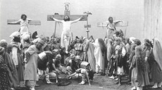 Ukiování Krista. Snímek z roku 1923 zachycuje Paijové hry v Hoicích.