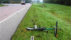 Kolo cyklisty, kterého před chvaletickou elektrárnou srazil řidič citroënu, a Kolo cyklisty, kterého před chvaletickou elektrárnou srazil řidič citroënu, a