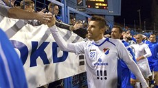 S FANOUŠKY OSTRAVY. Milan Baroš se zdraví s fandy po exhibičním utkání hraném S FANOUŠKY OSTRAVY. Milan Baroš se zdraví s fandy po exhibičním utkání hraném