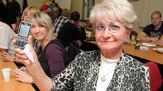 MIlada Emmerová z ČSSD ukazuje mobil se stovkami gratulací k postupu do druhého MIlada Emmerová z ČSSD ukazuje mobil se stovkami gratulací k postupu do druhého