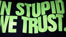 Triko s nápisem "In stupid we trust".