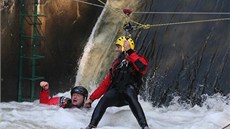 Odborníci z Vodácké koly záchrany vyzkoueli na jezu v Olomouci - epín, na kterém loni zemeli tyi lidé, záchranu topícího se lovka s pomocí nových bezpenostních prvk.