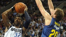 O. J. Mayo (vlevo) z Dallasu vymýlí, jak si poradit s obranou Joea Inglese z