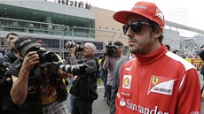 Fernando Alonso z Ferrari coby ob fotograf.